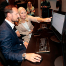 30. august: Kronprinsparet besøkerteknologibedriften eSmart Systems i Halden. De ønsket å lære mer om bedriftens arbeid innen digital intelligens og såkalt smarte samfunn. Foto: Lise Åserud, NTB scanpix